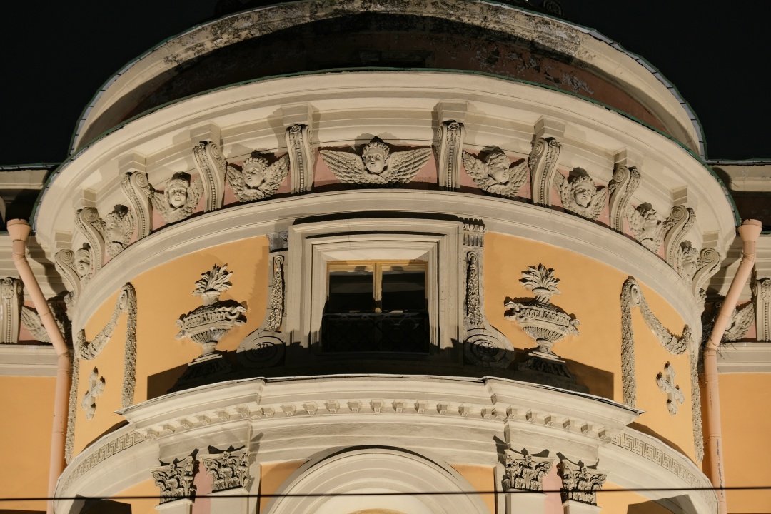 Михайловский (Инженерный) замок, бывшая парадная резиденция императора Павла I, предстал в новом вечернем образе благодаря архитектурно-художественной подсветке