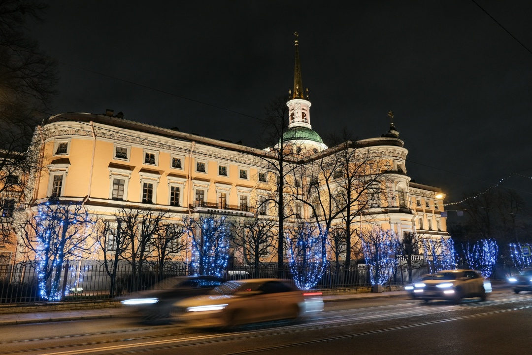 Михайловский (Инженерный) замок, бывшая парадная резиденция императора Павла I, предстал в новом вечернем образе благодаря архитектурно-художественной подсветке