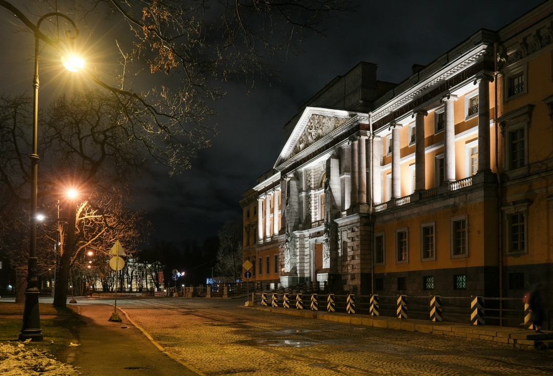 Михайловский (Инженерный) замок, бывшая парадная резиденция императора Павла I, предстал в новом вечернем образе благодаря архитектурно-художественной подсветке