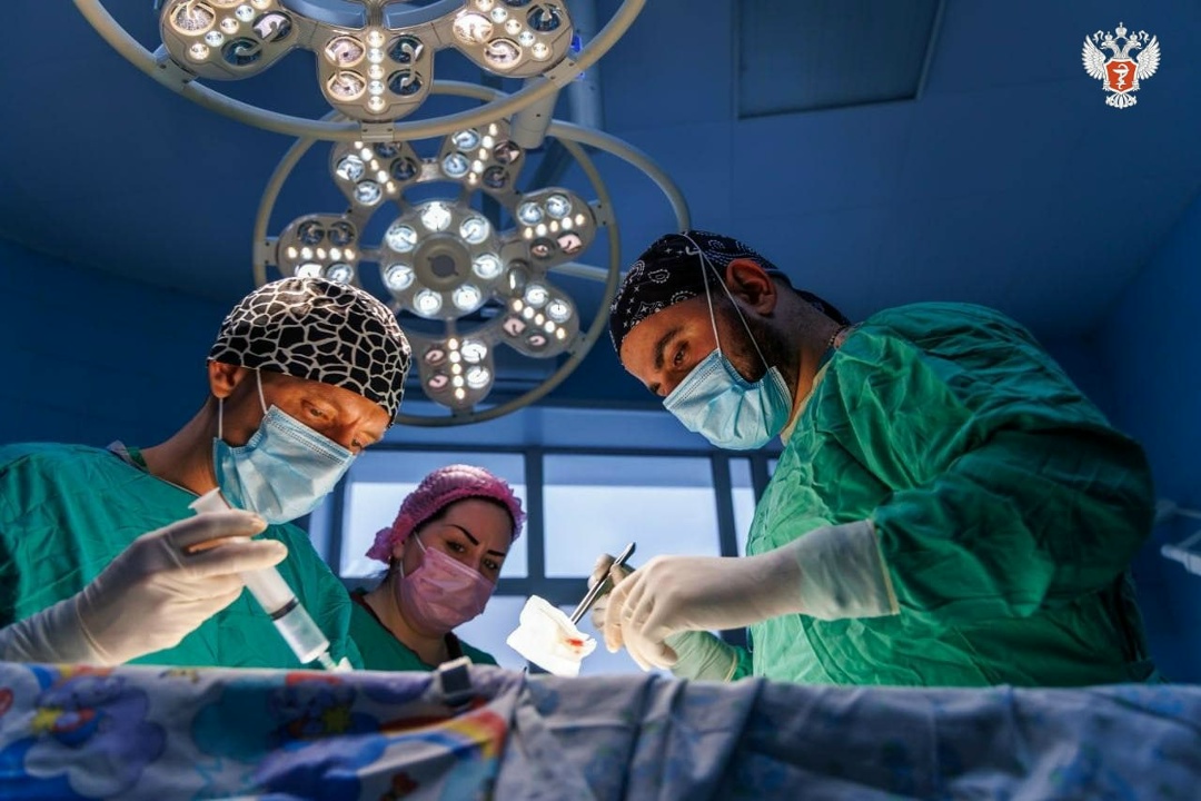 Подмосковные врачи спасли пациенту ноги, имплантировав ему искусственный кровеносный сосуд длиной 50 см