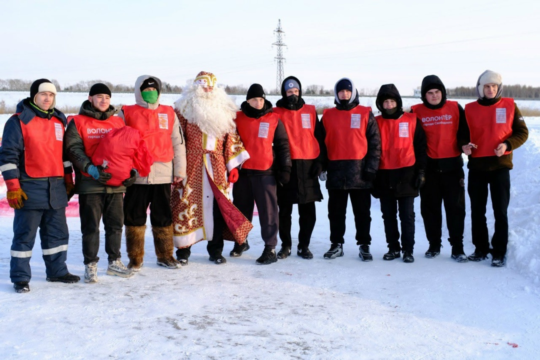 ЧУДЕСА НА ЛЬДУ Ледовую открытку на озере неподалеку от Свободного создали по эскизу сотрудницы Амурского ГПЗ