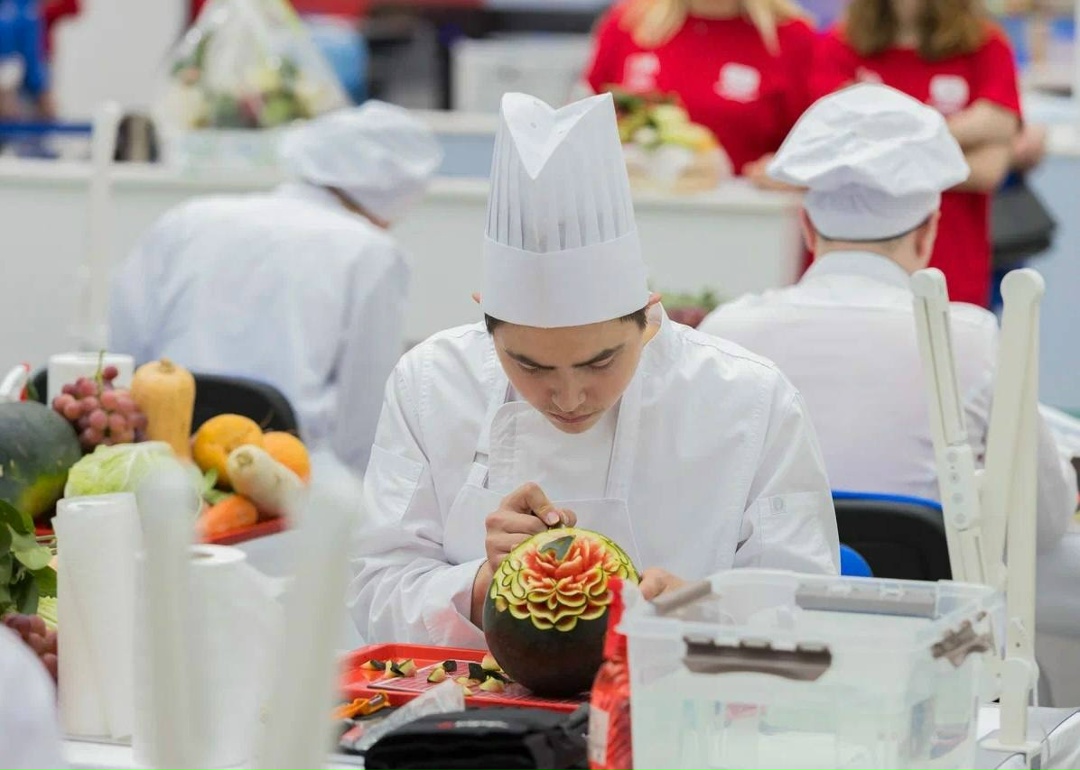 Дмитрий Чернышенко и Сергей Кравцов прокомментировали итоги года празднования 85-летия системы среднего профессионального образования.