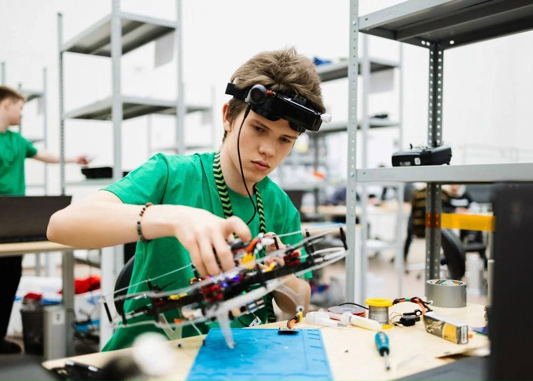 Дмитрий Чернышенко и Сергей Кравцов прокомментировали итоги года празднования 85-летия системы среднего профессионального образования.