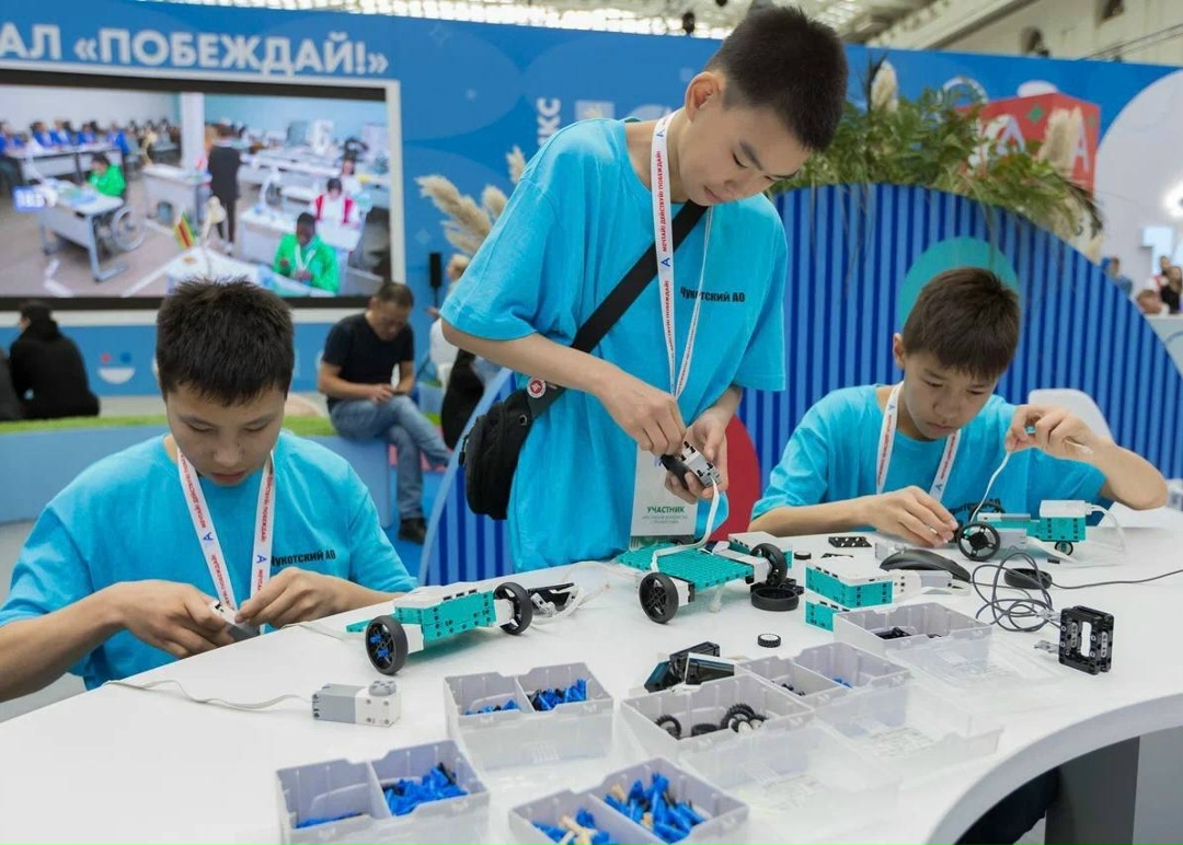 Дмитрий Чернышенко и Сергей Кравцов прокомментировали итоги года празднования 85-летия системы среднего профессионального образования.