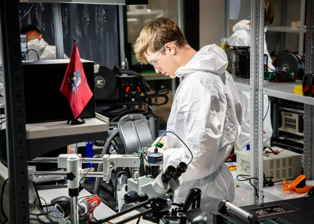 Дмитрий Чернышенко и Сергей Кравцов прокомментировали итоги года празднования 85-летия системы среднего профессионального образования.