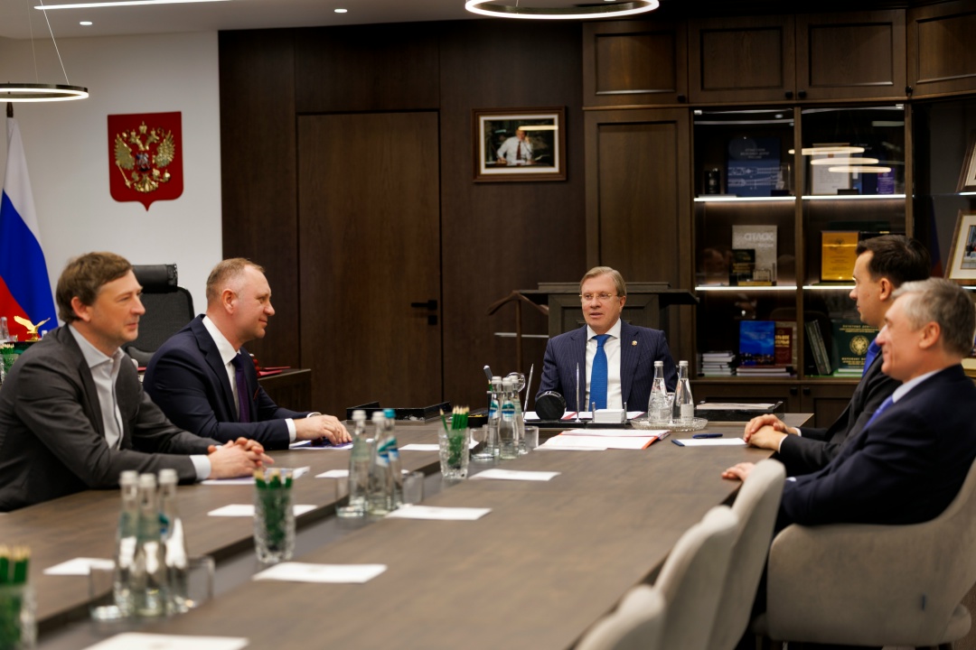 Виталий Савельев встретился с участником президентской программы «Время героев» Александром Карамышевым.