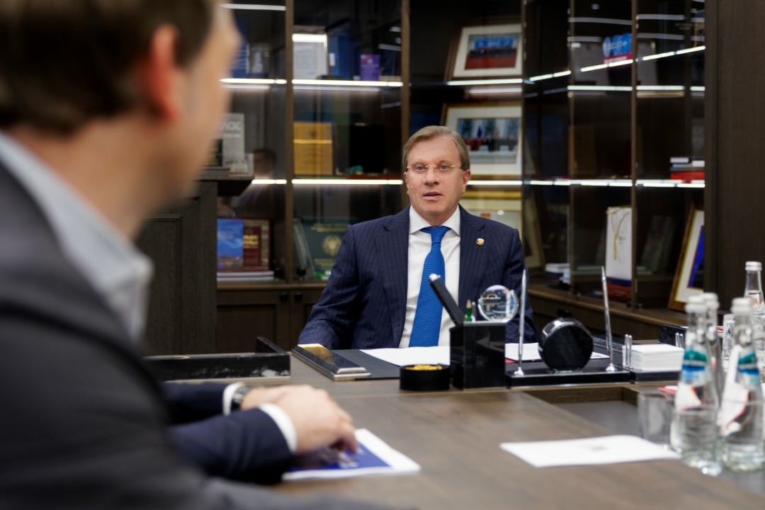 Виталий Савельев встретился с участником президентской программы «Время героев» Александром Карамышевым.