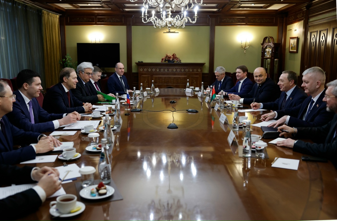 Первый вице-премьер Денис Мантуров встретился с первым вице-премьером Белоруссии Николаем Снопковым.