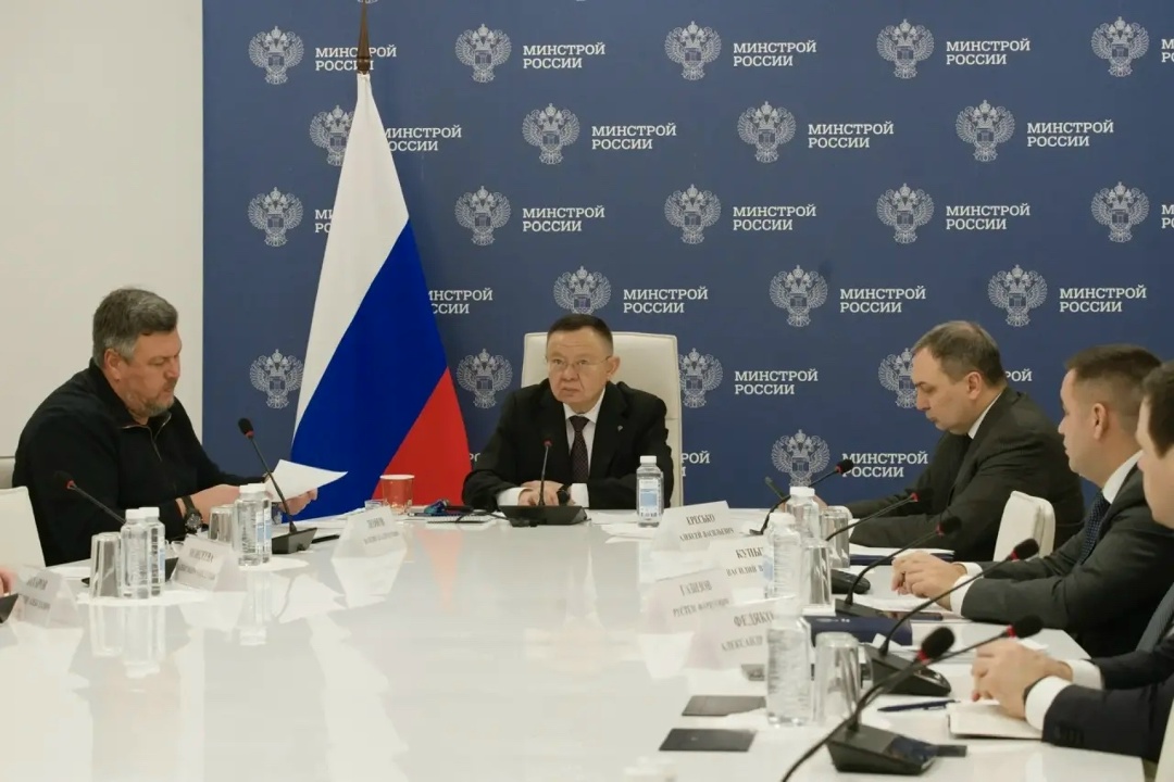 Глава Минстроя России Ирек Файзуллин в преддверии новогодних праздников провел Всероссийское совещание по вопросам прохождения осенне-зимнего периода и…