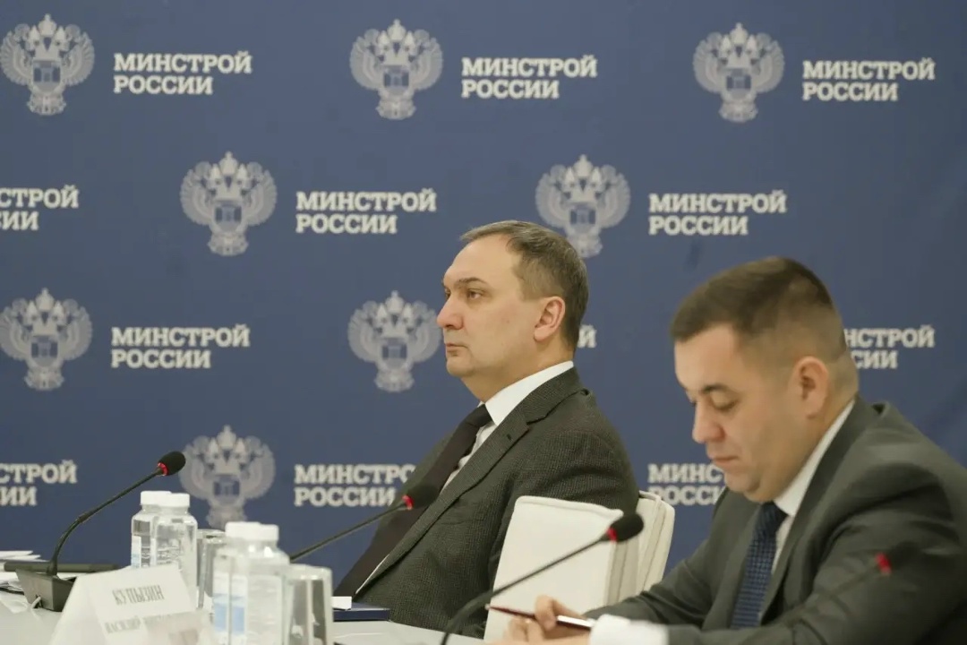 Глава Минстроя России Ирек Файзуллин в преддверии новогодних праздников провел Всероссийское совещание по вопросам прохождения осенне-зимнего периода и…