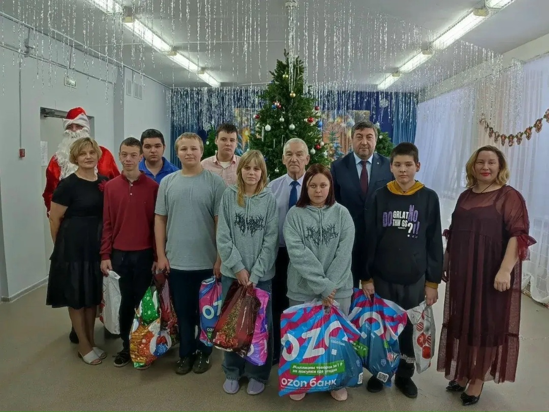 Члены Общественного совета при Минстрое России организовали для детей Дивеевской школы-интерната новогодний праздник