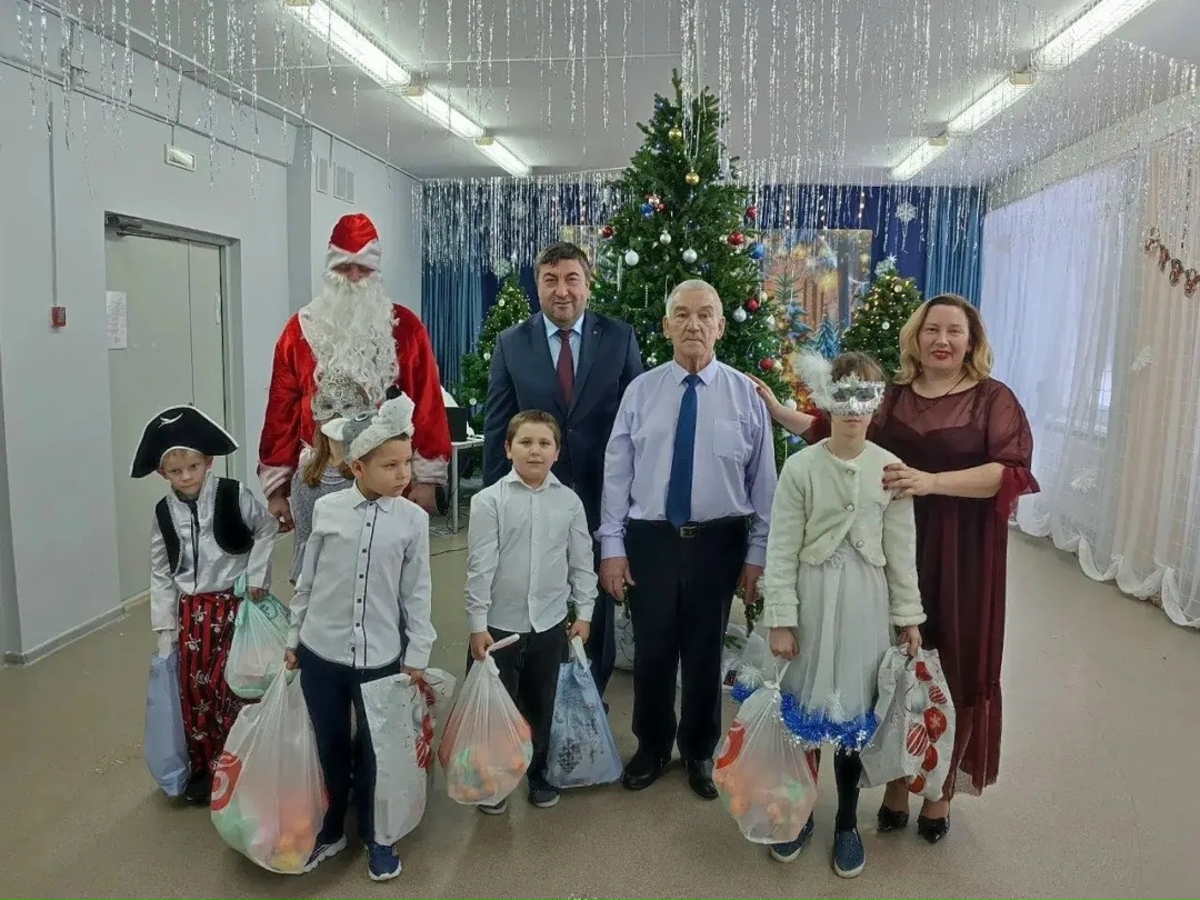 Члены Общественного совета при Минстрое России организовали для детей Дивеевской школы-интерната новогодний праздник