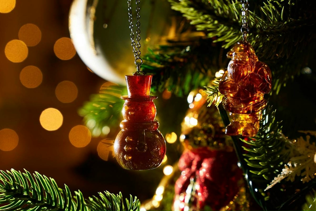 Янтарный комбинат Ростеха выпустил уникальные наборы елочных игрушек