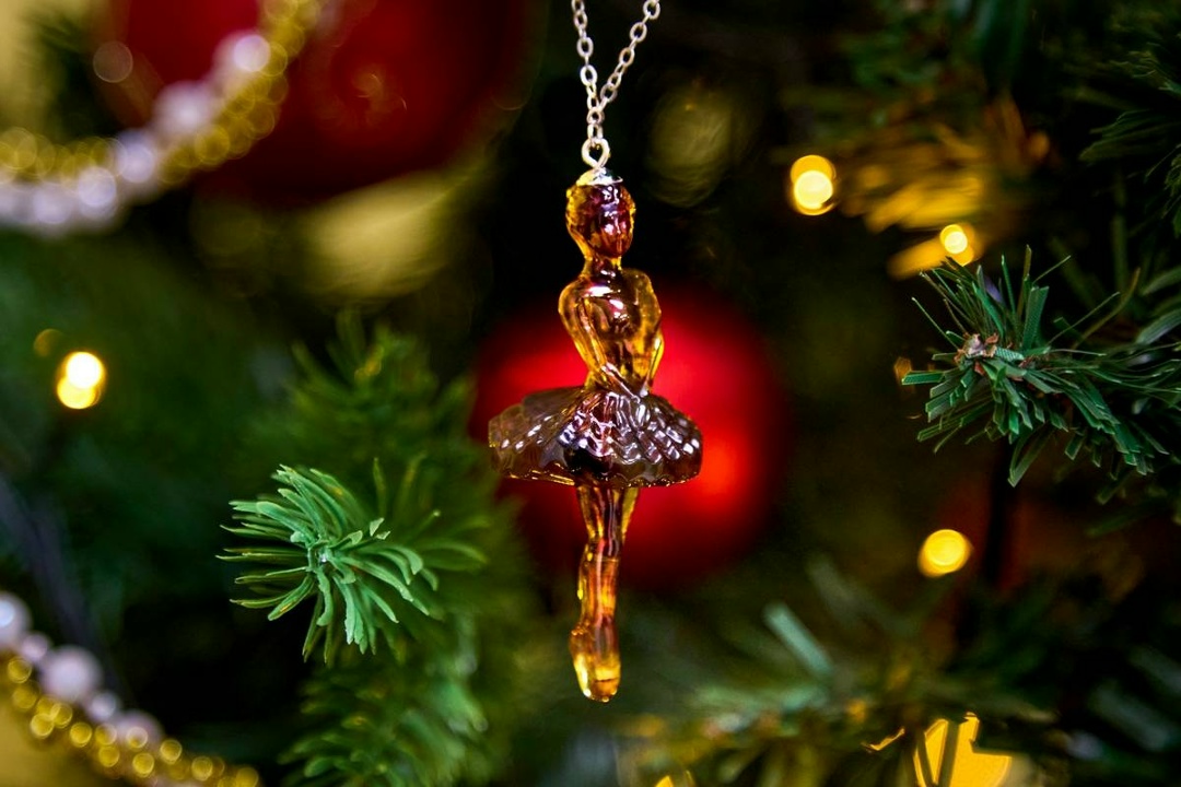 Янтарный комбинат Ростеха выпустил уникальные наборы елочных игрушек