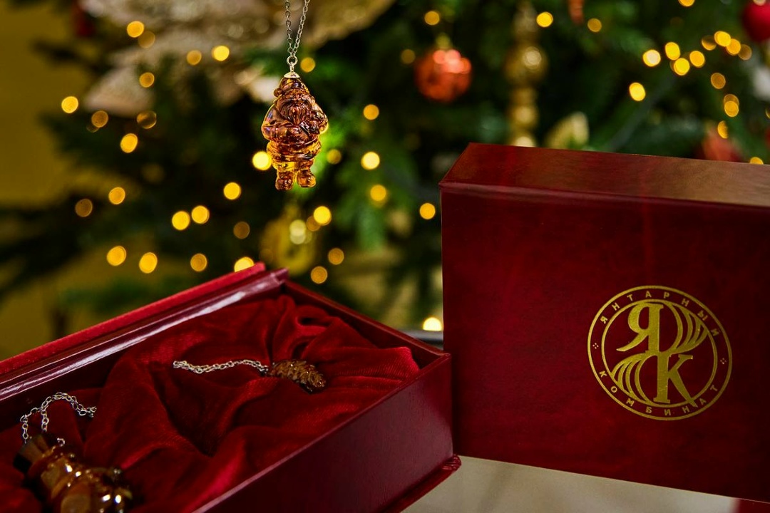 Янтарный комбинат Ростеха выпустил уникальные наборы елочных игрушек