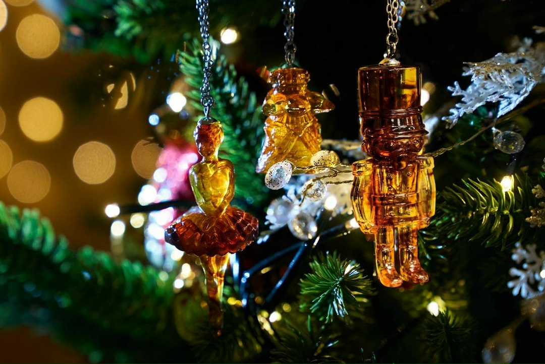 Янтарный комбинат Ростеха выпустил уникальные наборы елочных игрушек