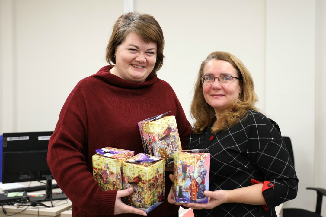 СКАЗКА В ДОМ Волонтеры Амурского ГПЗ перевоплотились в новогодних волшебников и принесли более 200 подарков юным свободненцам