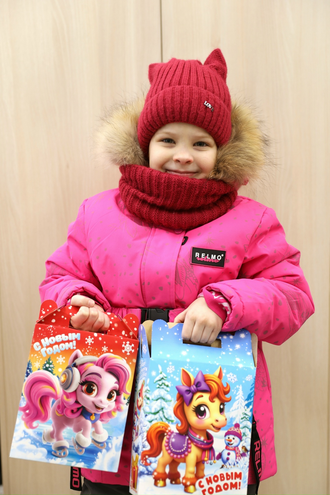 СКАЗКА В ДОМ Волонтеры Амурского ГПЗ перевоплотились в новогодних волшебников и принесли более 200 подарков юным свободненцам