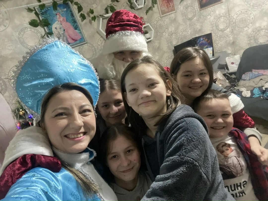 СКАЗКА В ДОМ Волонтеры Амурского ГПЗ перевоплотились в новогодних волшебников и принесли более 200 подарков юным свободненцам