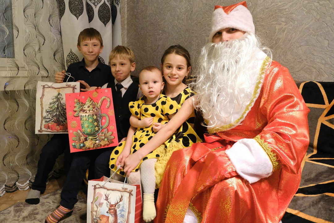 СКАЗКА В ДОМ Волонтеры Амурского ГПЗ перевоплотились в новогодних волшебников и принесли более 200 подарков юным свободненцам