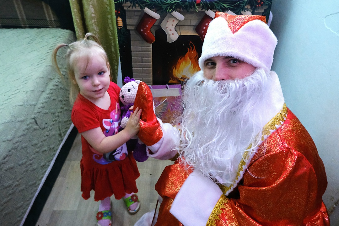 СКАЗКА В ДОМ Волонтеры Амурского ГПЗ перевоплотились в новогодних волшебников и принесли более 200 подарков юным свободненцам