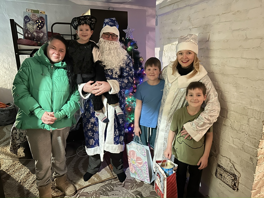 СКАЗКА В ДОМ Волонтеры Амурского ГПЗ перевоплотились в новогодних волшебников и принесли более 200 подарков юным свободненцам