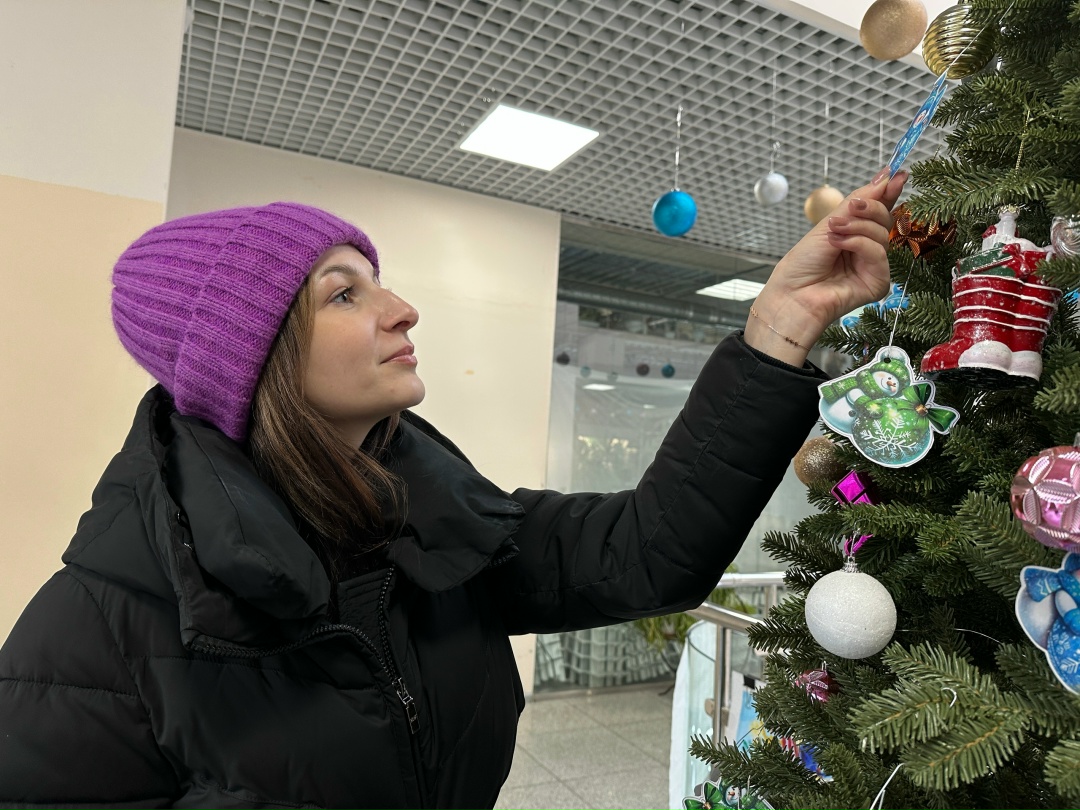 СКАЗКА В ДОМ Волонтеры Амурского ГПЗ перевоплотились в новогодних волшебников и принесли более 200 подарков юным свободненцам