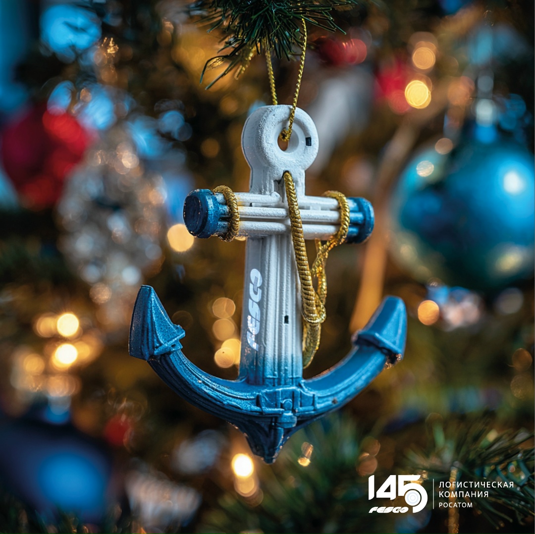 Кажется, мы нашли самый удачный способ украсить ёлку: контейнеры — есть, поезд — есть, судно — тоже, а панда Катюша? — Обязательно!