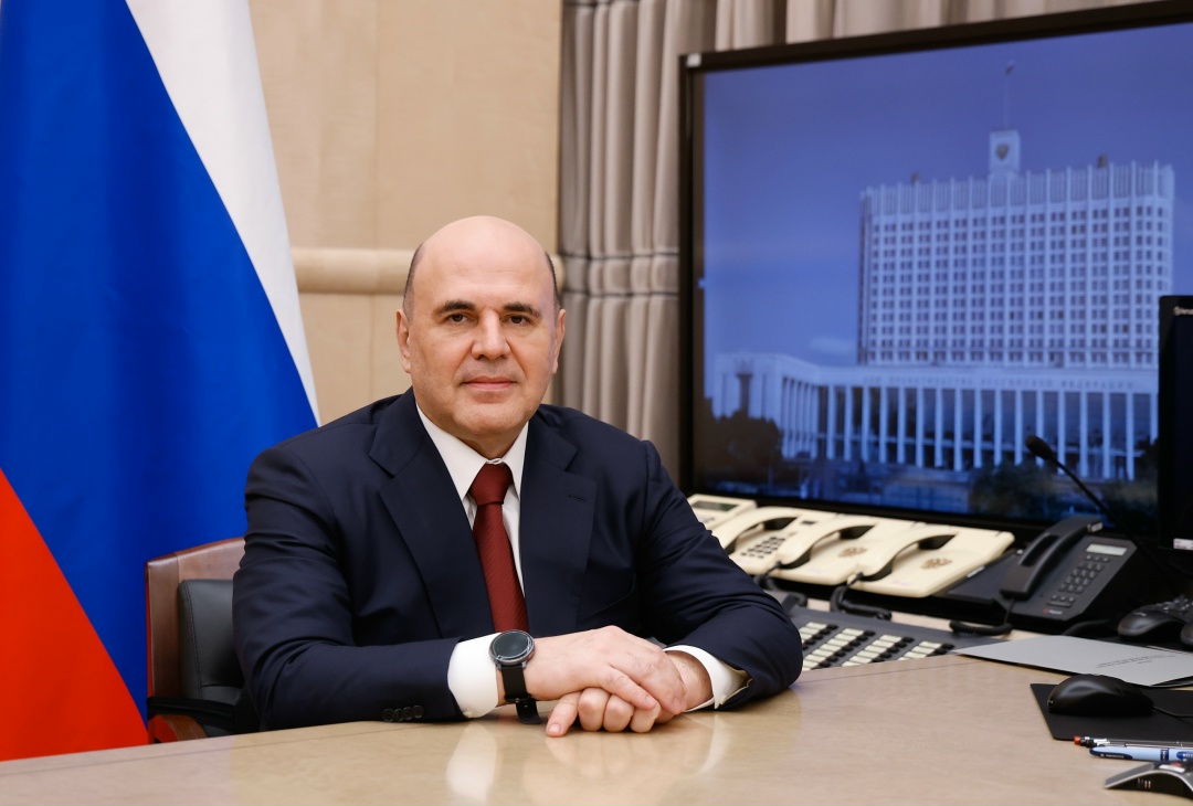 Михаил Мишустин поздравил россиян с Новым годом и Рождеством.
