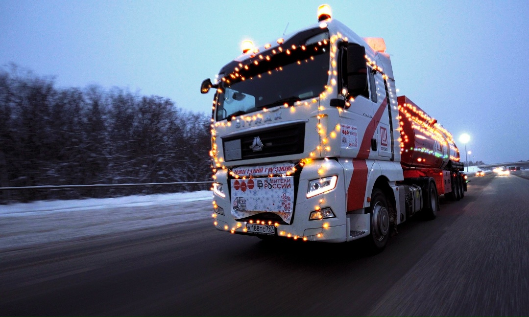 «Новогодний грузовик» подарил праздник детям