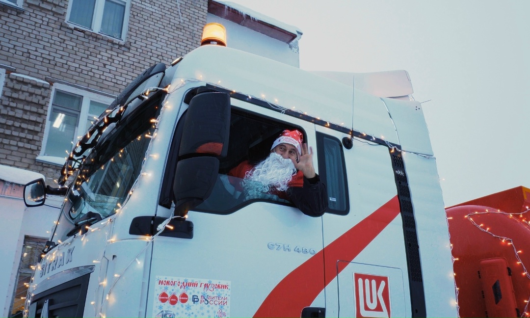 «Новогодний грузовик» подарил праздник детям