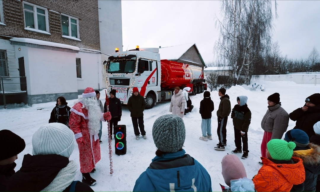 «Новогодний грузовик» подарил праздник детям
