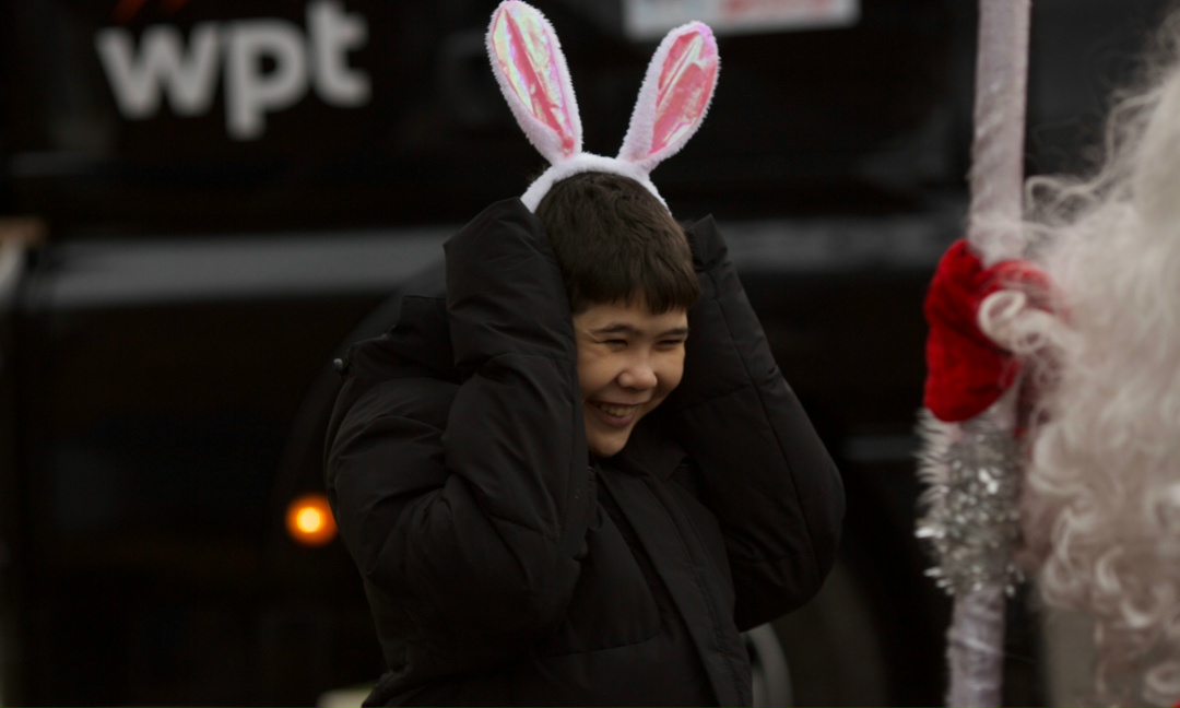 «Новогодний грузовик» подарил праздник детям