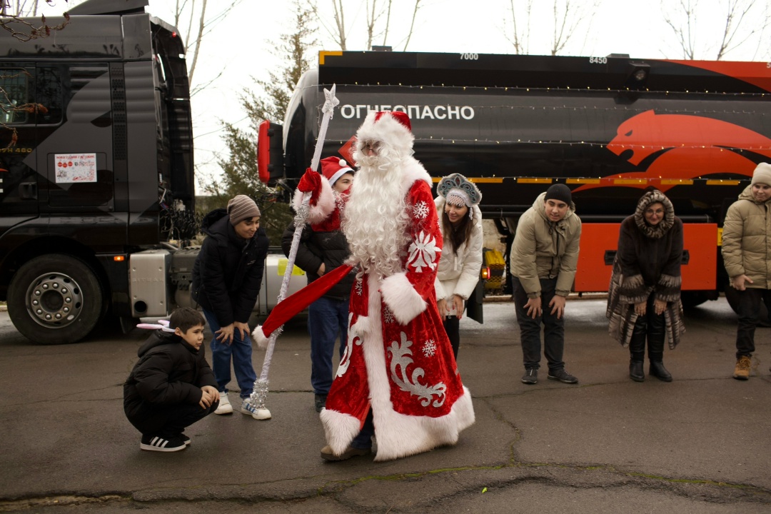 «Новогодний грузовик» подарил праздник детям