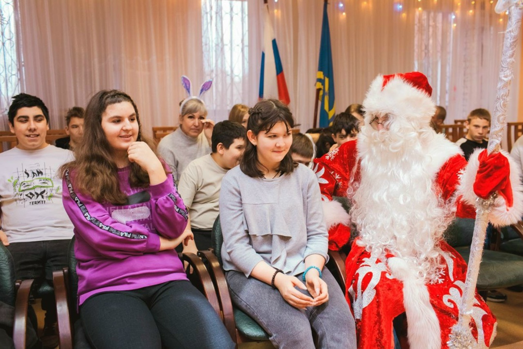 «Новогодний грузовик» подарил праздник детям