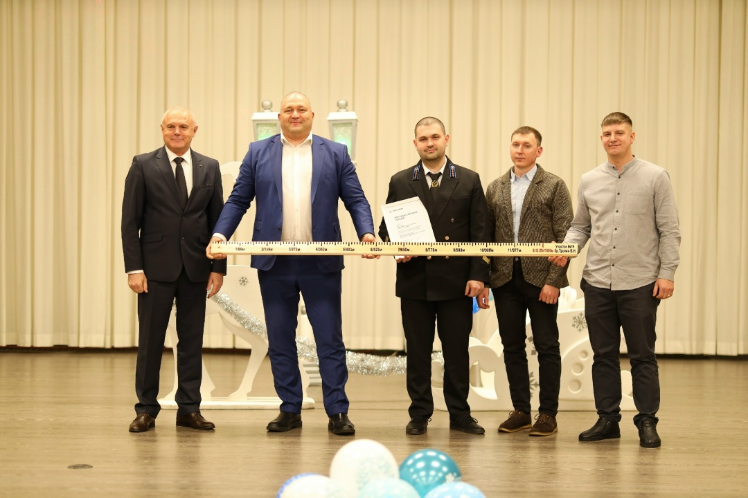 Медали, грамоты и поздравления! В предновогоднюю неделю на всех предприятиях нашей компании прошли торжественные встречи.