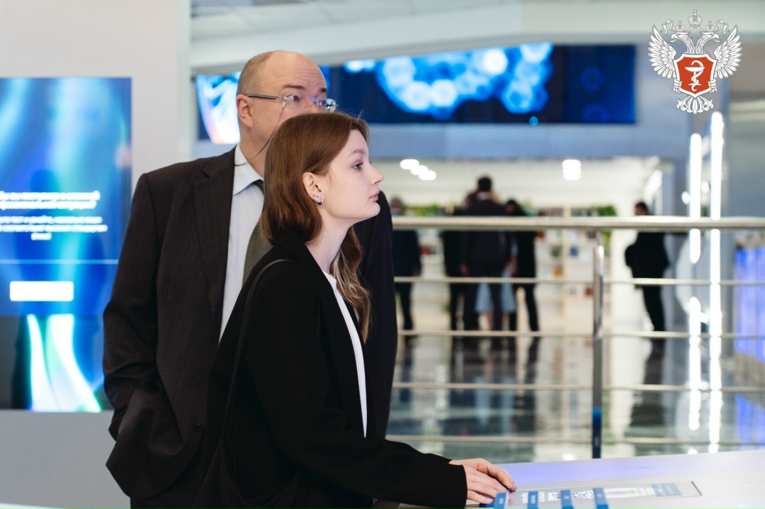 Михаил Мурашко исполнил новогоднее желание 15-летней Маргариты о комплекте книг по биологии