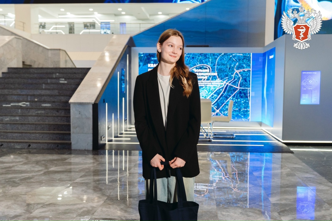 Михаил Мурашко исполнил новогоднее желание 15-летней Маргариты о комплекте книг по биологии