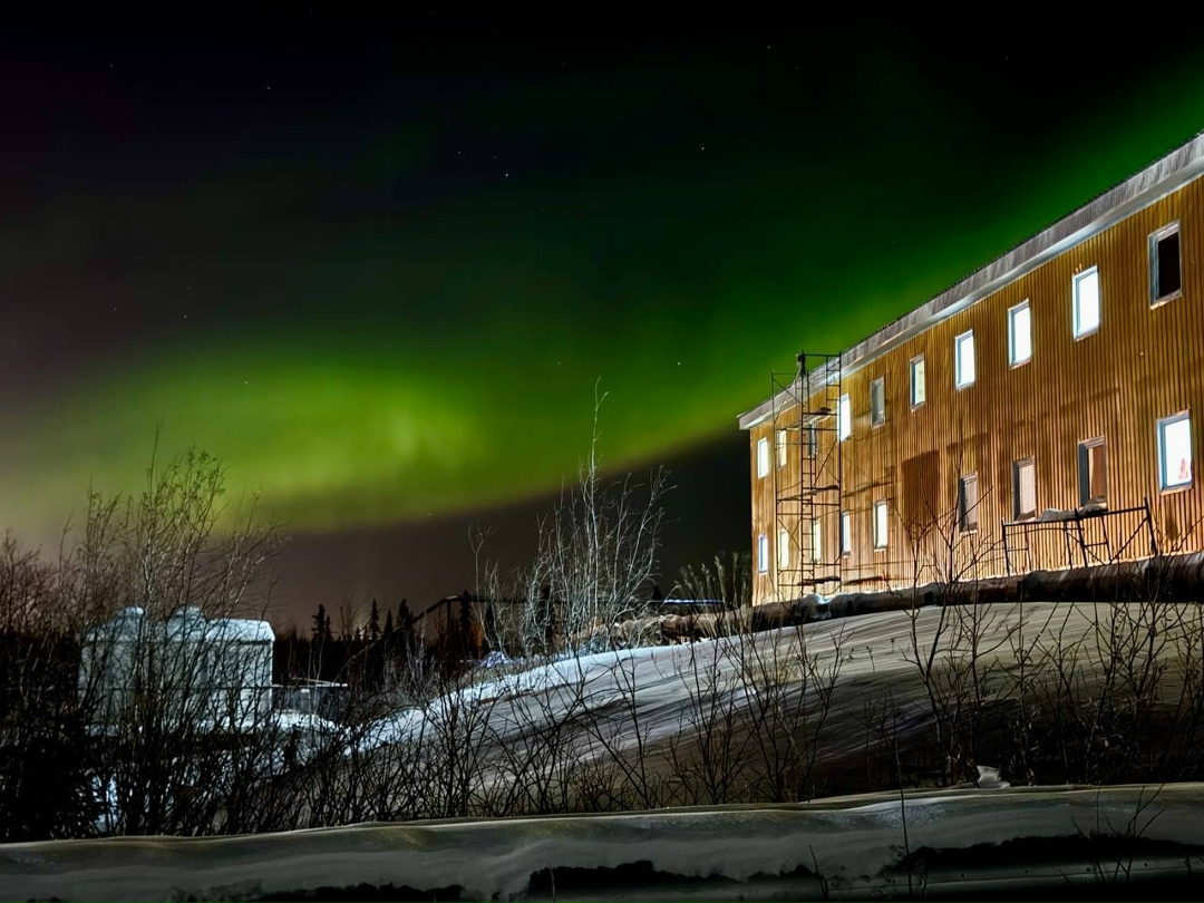 Шедевры астрофотографии Павел Тарасов, оператор по добыче нефти и газа ЛУКОЙЛа, поймал Северное сияние над Харьягинским месторождением.