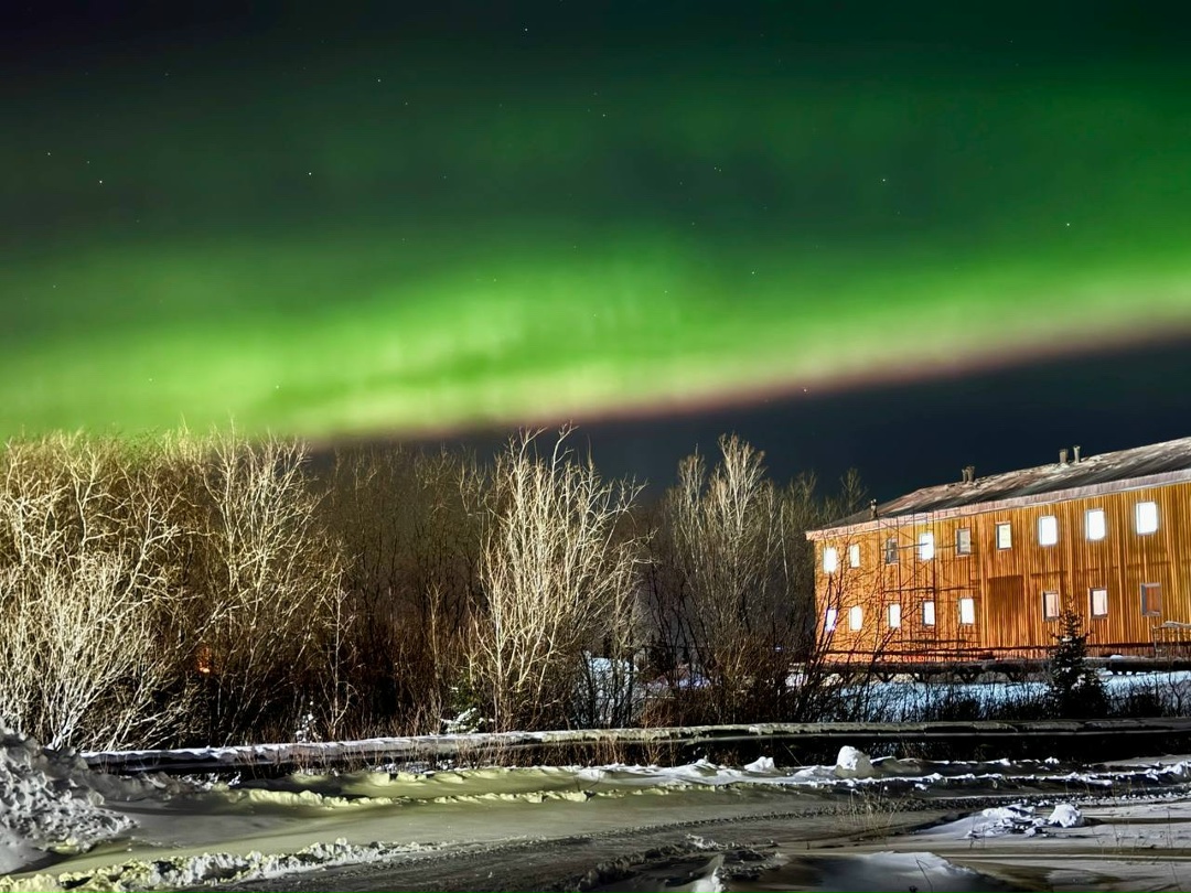 Шедевры астрофотографии Павел Тарасов, оператор по добыче нефти и газа ЛУКОЙЛа, поймал Северное сияние над Харьягинским месторождением.
