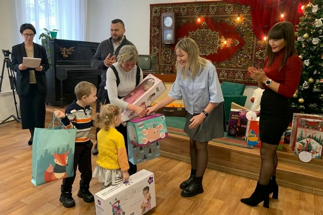 Радость в глазах детей!
В рамках акции «Елка добра» мы вручили подарки воспитанникам детских домов и социальных учреждений юга Кузбасса.