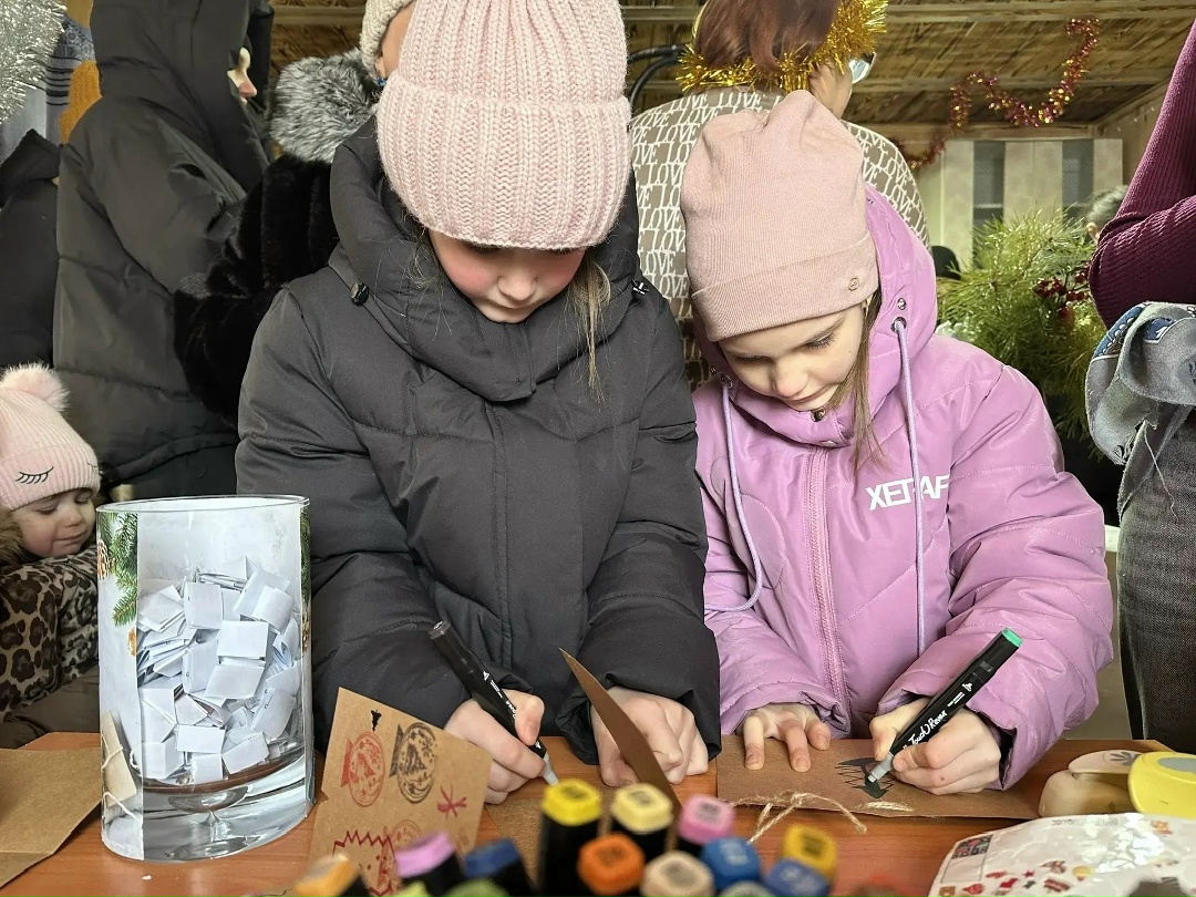 МАСТЕР-КЛАСС ДЛЯ ДЕТЕЙ Волонтеры Амурского ГПЗ провели новогодний мастер-класс для детей участников СВО