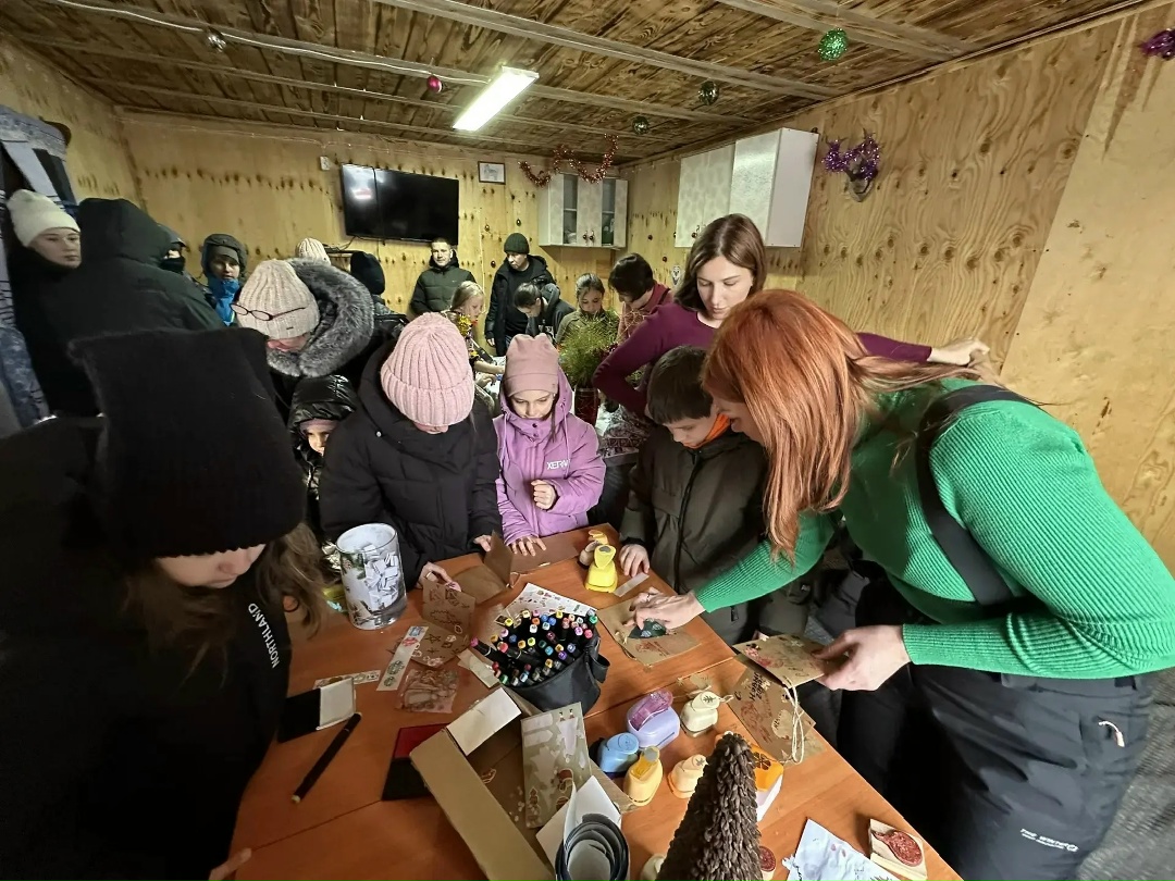 МАСТЕР-КЛАСС ДЛЯ ДЕТЕЙ Волонтеры Амурского ГПЗ провели новогодний мастер-класс для детей участников СВО