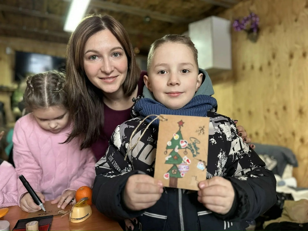 МАСТЕР-КЛАСС ДЛЯ ДЕТЕЙ Волонтеры Амурского ГПЗ провели новогодний мастер-класс для детей участников СВО