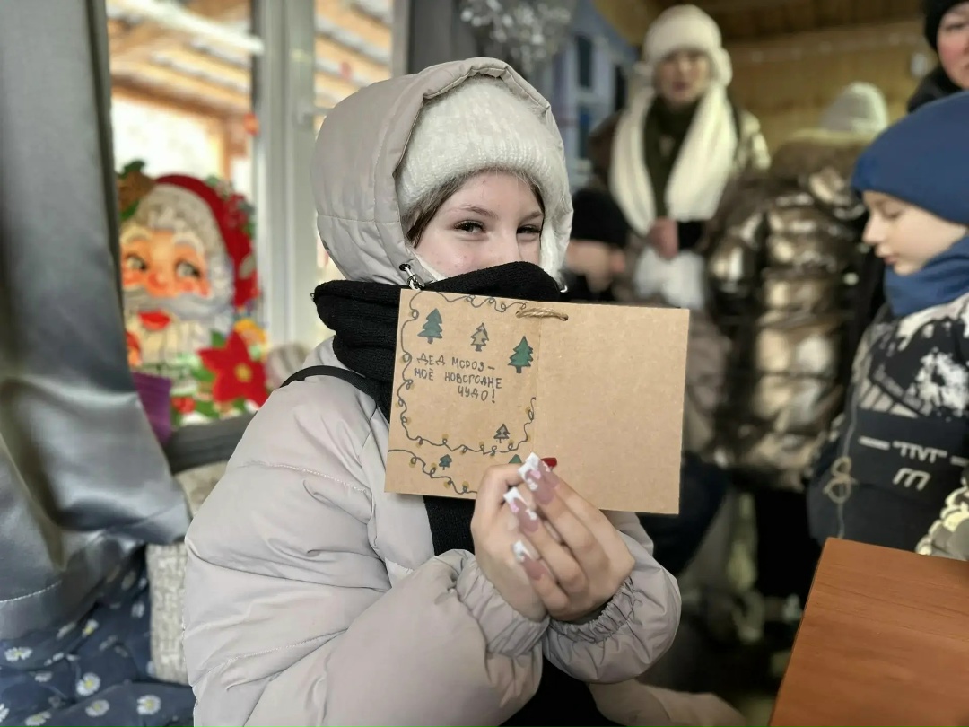 МАСТЕР-КЛАСС ДЛЯ ДЕТЕЙ Волонтеры Амурского ГПЗ провели новогодний мастер-класс для детей участников СВО