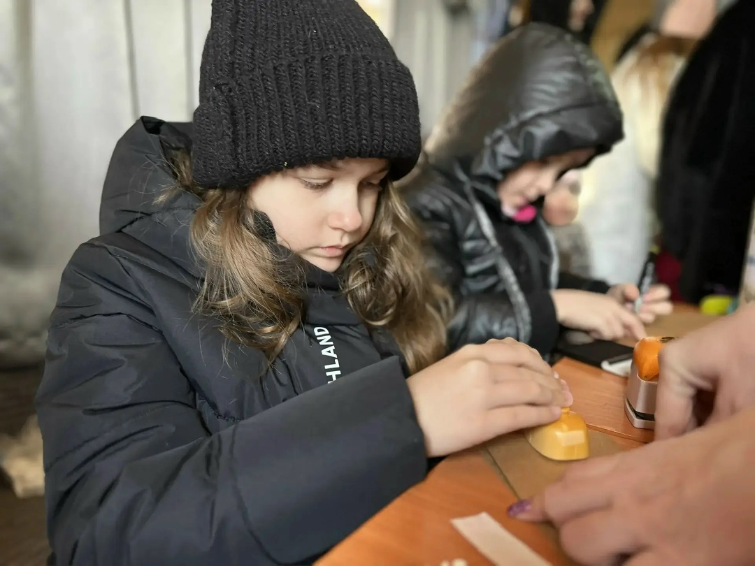 МАСТЕР-КЛАСС ДЛЯ ДЕТЕЙ Волонтеры Амурского ГПЗ провели новогодний мастер-класс для детей участников СВО