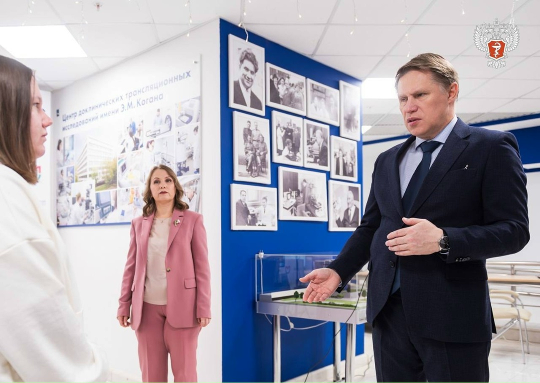 «Ёлка желаний»: Михаил Мурашко исполнил мечту 17-летней Анны из г. Кстово Нижегородской области