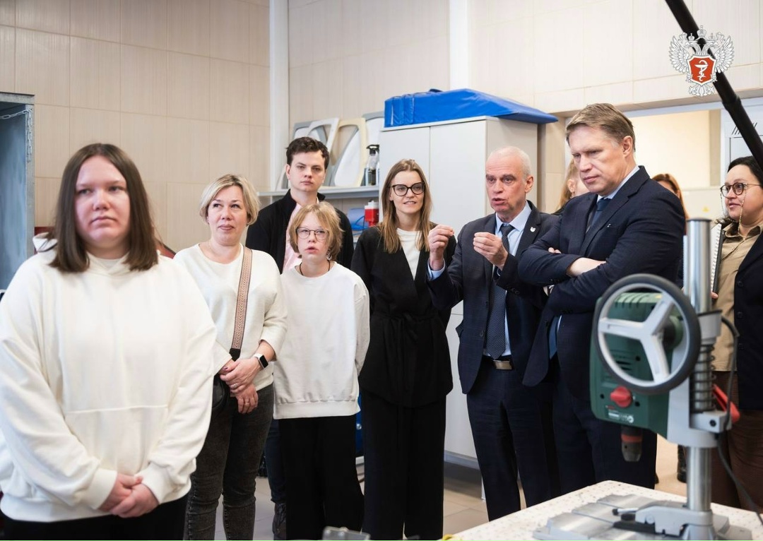 «Ёлка желаний»: Михаил Мурашко исполнил мечту 17-летней Анны из г. Кстово Нижегородской области