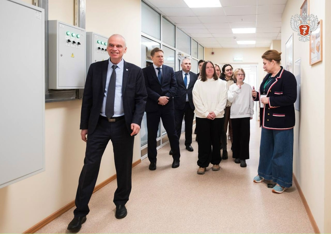 «Ёлка желаний»: Михаил Мурашко исполнил мечту 17-летней Анны из г. Кстово Нижегородской области