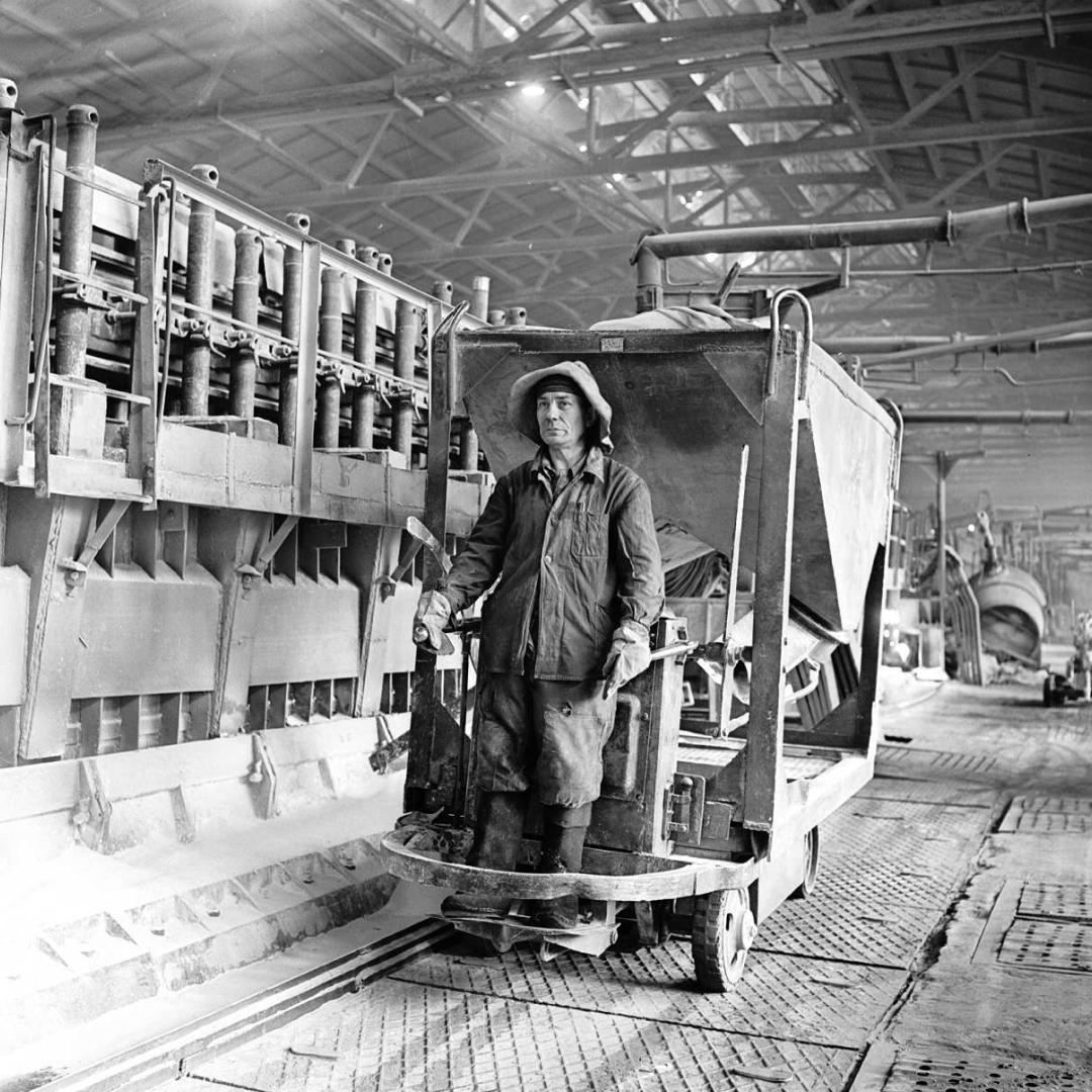 Старейшее алюминиевое производство в Сибири — Новокузнецкий алюминиевый завод — было пущено в строй в ночь на 7 января 1943 года.